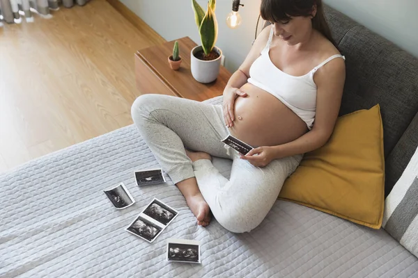 Hamile Kadın Ultrason Fotoğrafına Bakıyor Doğum Öncesi Sağlık Konsepti — Stok fotoğraf