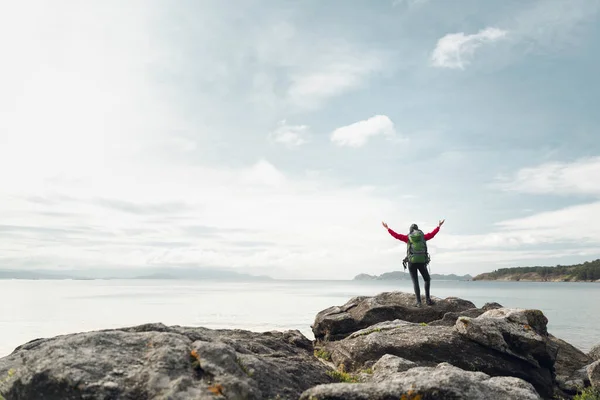 Woman Backpack Arms Raised Enjoying Beautiful View Coast — Stock Photo, Image