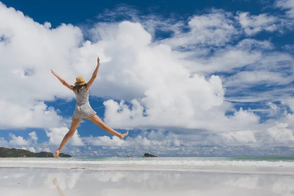 Hermosa Mujer Saltando Maravillosa Playa Praslin Seychelles — Foto de Stock