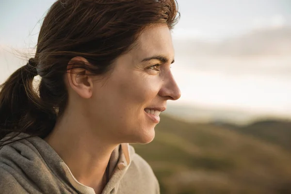 Belle Femme Avec Sourire Naturel Extérieur — Photo