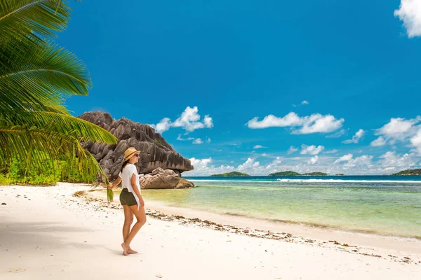 Hermosa Mujer Disfrutando Playa Digue Seychelles —  Fotos de Stock