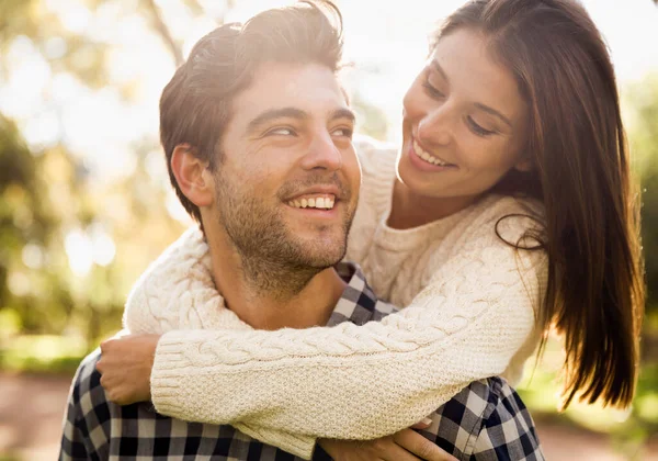 Happy Couple Park Looking Each Other Laughing — Stock Photo, Image