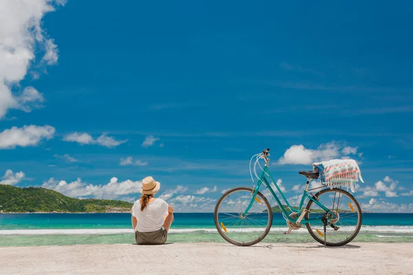 Vrouw Haar Fiets Het Strand Seychellen — Stockfoto