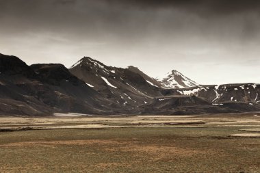 Fırtınalı bir günde İzlanda dağları manzarası