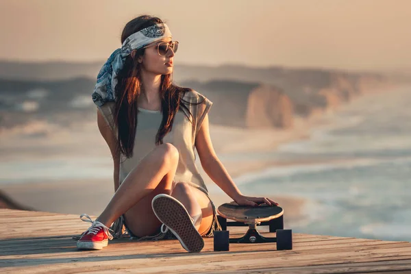 Schöne Mode Skater Mädchen Posiert Mit Einem Skateboard — Stockfoto