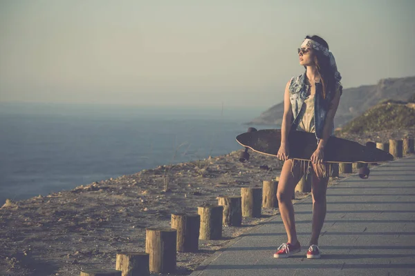 Schöne Junge Frau Posiert Mit Einem Skateboard — Stockfoto