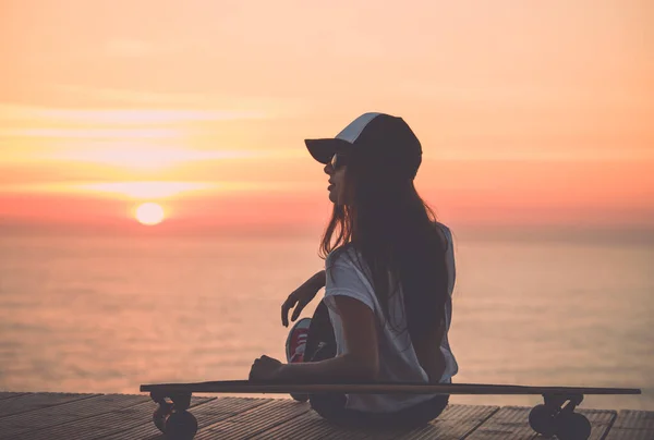 Schöne Mode Skater Mädchen Posiert Mit Einem Skateboard — Stockfoto