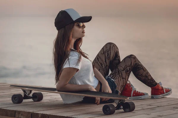 Bella Fashion Giovane Donna Posa Con Uno Skateboard — Foto Stock