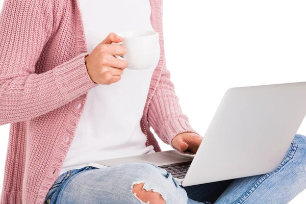 Junge Studentin Arbeitet Mit Einem Laptop Während Sie Kaffee Trinkt — Stockfoto