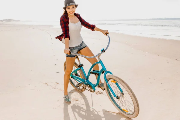 Uma Jovem Mulher Atraente Andando Bicicleta Praia — Fotografia de Stock