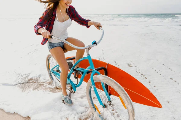 Mujer Joven Surfista Montando Bicicleta Playa —  Fotos de Stock