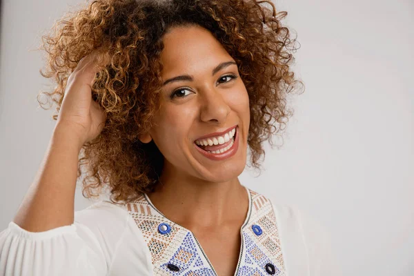 Portret Van Een Mooie Afro Amerikaanse Vrouw Glimlachend — Stockfoto