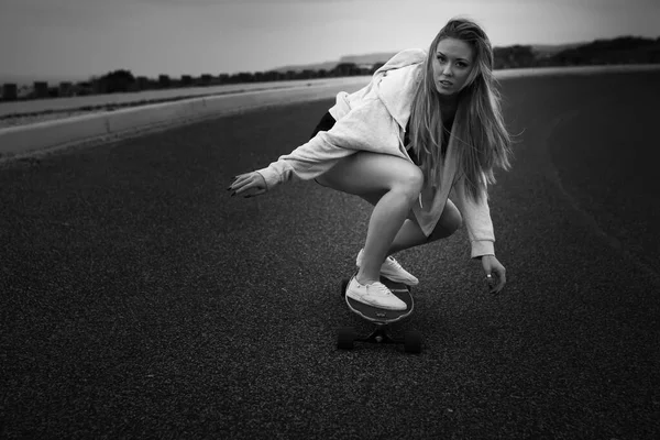 Дівчина Робить Спуск Своєю Скейт — стокове фото