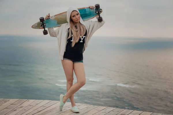 Beautiful Fashion Young Woman Posing Skateboard — Stock Photo, Image