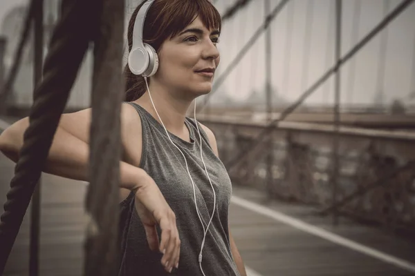 Mujer Puente Brooklyn Haciendo Una Pausa Después Del Ejercicio — Foto de Stock