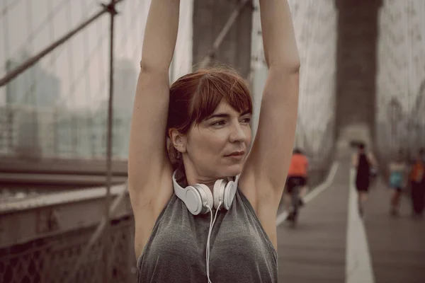 Kvinna Brooklyn Bron Gör Paus Efter Övningen — Stockfoto