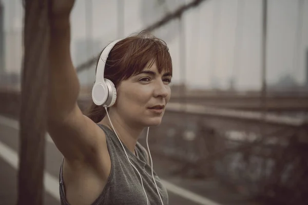 Femme Sur Pont Brooklyn Faisant Une Pause Après Exercice — Photo
