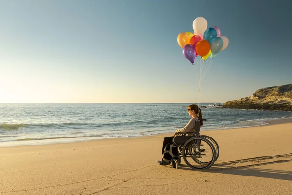 Handikappad Kvinna Rullstol Med Färgade Ballonger Stranden — Stockfoto