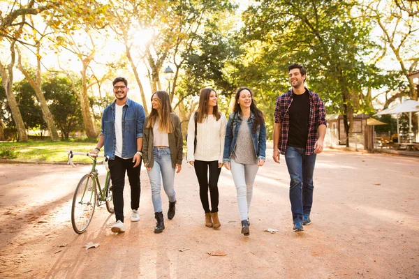 Groupe Étudiants Marchant Ensemble Dans Parc — Photo