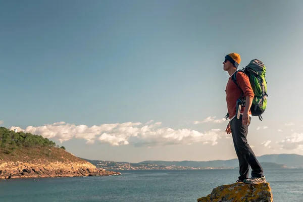 Fotografía Hombre Explorando Costa Con Una Mochila —  Fotos de Stock