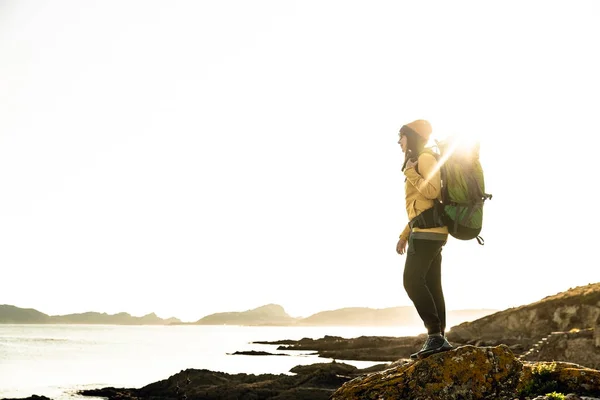 バックパックで海岸線を探検する女性のショット — ストック写真