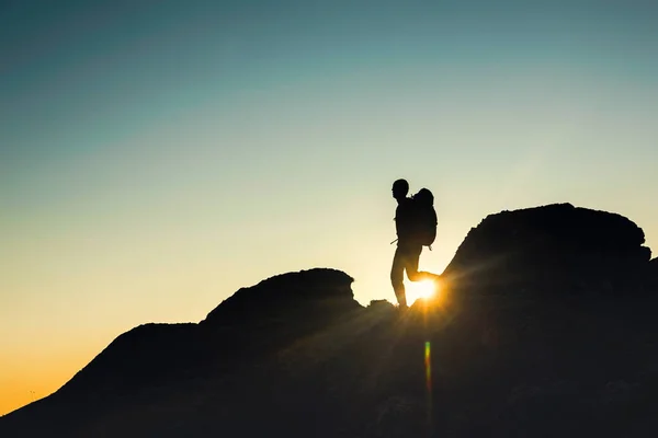 Tiro Homem Andando Sobre Montanhas Pôr Sol — Fotografia de Stock