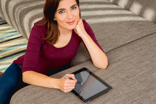 Prachtige Vrouw Thuis Werken Met Een Tablet — Stockfoto