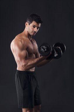 gespierde man tillen gewichten