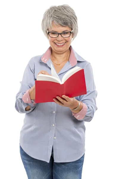 Oudere vrouw lezen van een boek — Stockfoto