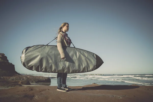 Teenage girl with surfboard — Stock Photo, Image