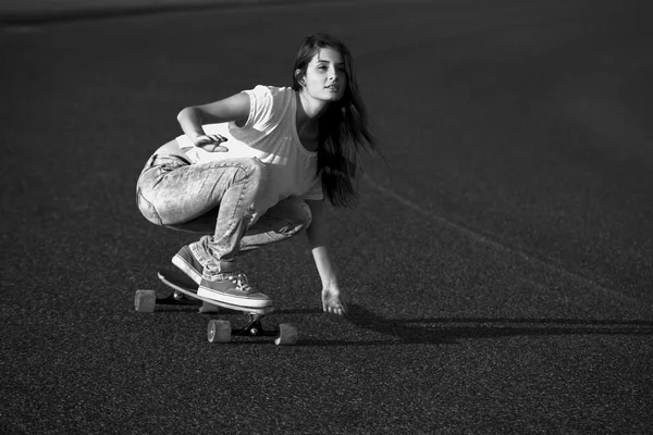 Frau mit Skateboard — Stockfoto