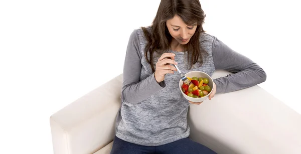 Kadın meyve salatası ile — Stok fotoğraf