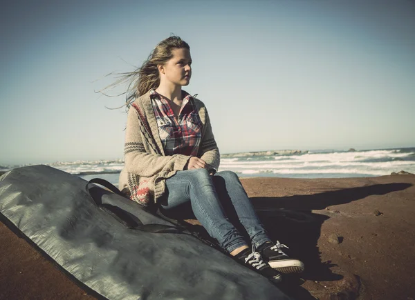 Tienermeisje met surfboard — Stockfoto