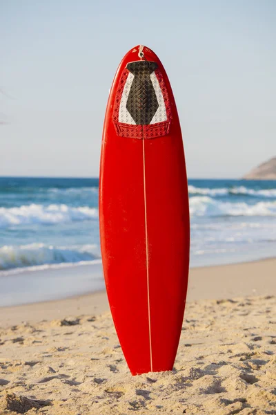 Kırmızı sörf tahtası — Stok fotoğraf