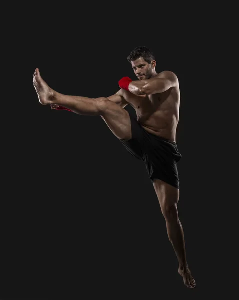 Hombre practicando el combate corporal — Foto de Stock