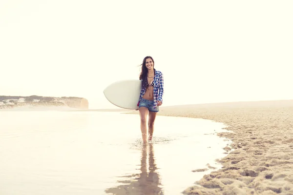 Surfer-Mädchen — Stockfoto