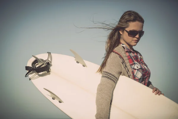 Tienermeisje met surfboard — Stockfoto