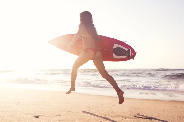 Surfer ragazza in esecuzione — Foto Stock