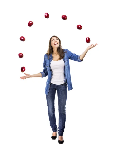 Mujer lanzando manzanas — Foto de Stock