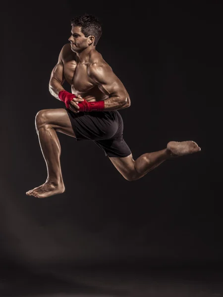 Człowiek ćwiczyć ciało walki — Zdjęcie stockowe