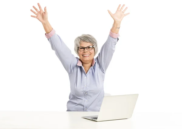 Ellderly vrouw die met een laptop werkt — Stockfoto