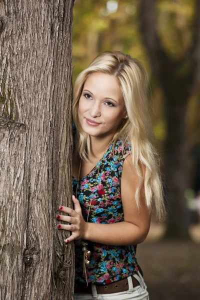 Beautiful young girl — Stock Photo, Image