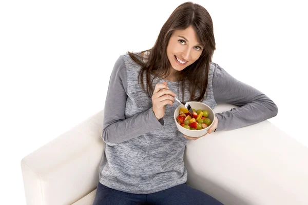 Kadın meyve salatası ile — Stok fotoğraf