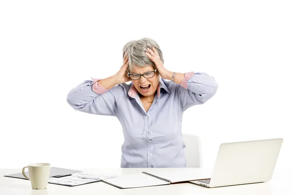 Ältere Frau arbeitet mit Laptop — Stockfoto