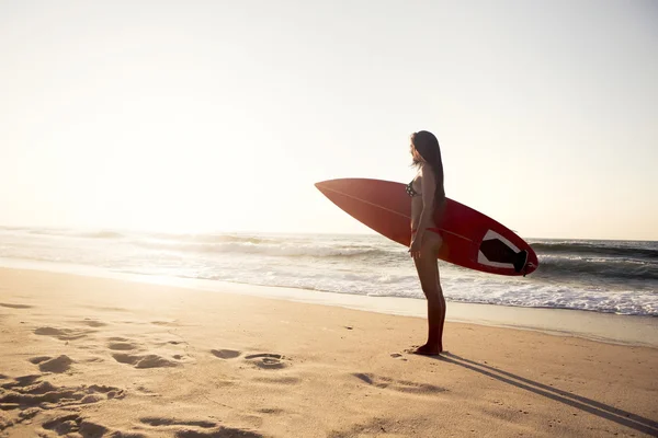 Surfista ragazza in spiaggia — Foto Stock