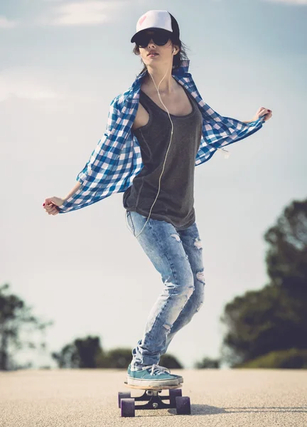 Mujer en el camino —  Fotos de Stock