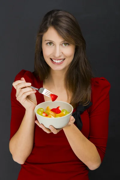 Kobieta jedzenie sałatka owocowa — Zdjęcie stockowe
