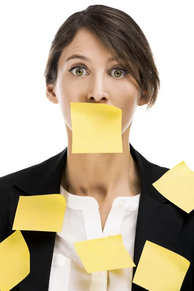 Femme d'affaires avec des notes en papier — Photo