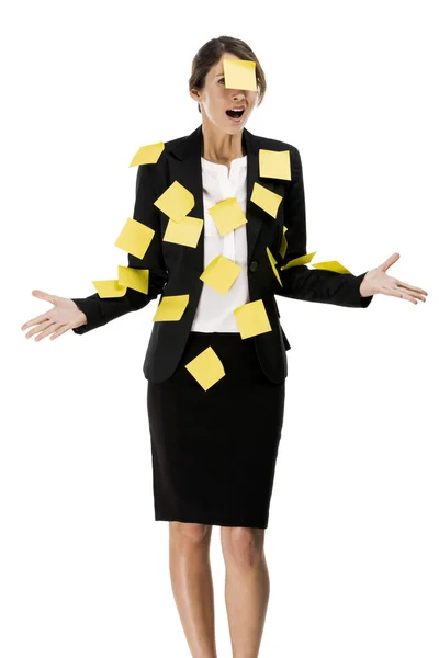 Femme d'affaires avec des notes en papier — Photo