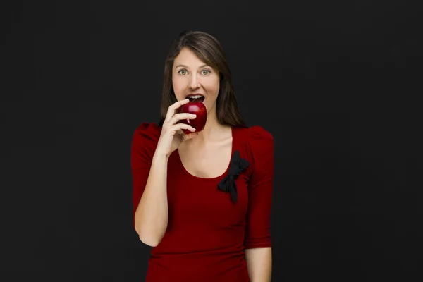 Νεαρή γυναίκα τρώει ένα μήλο — Φωτογραφία Αρχείου